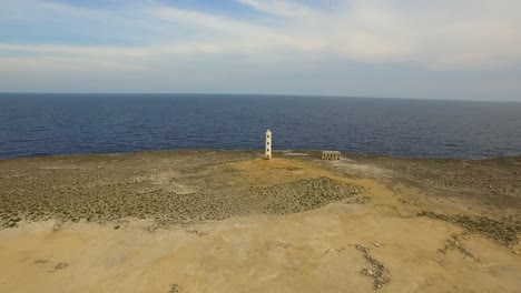el faro en la parte oriental desierta de la isla caribeña bonaire