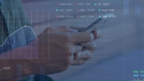 animación del procesamiento de datos financieros sobre un hombre caucásico que usa un teléfono inteligente
