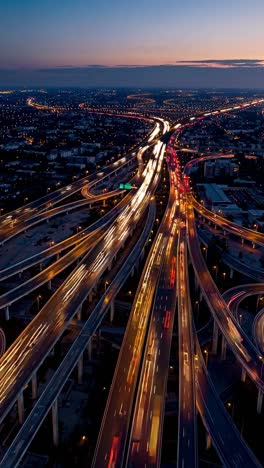 intercambio de carreteras nocturnas vista aérea