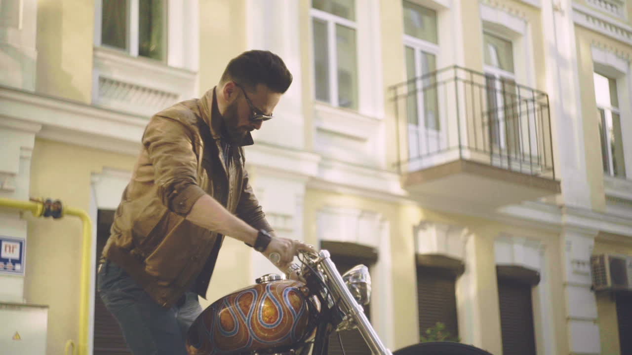 야마하 모터사이클 라이더, 레트로 모터사이클을 타는 스타일리쉬한 남자,  ⁇ 스터 모터사이클