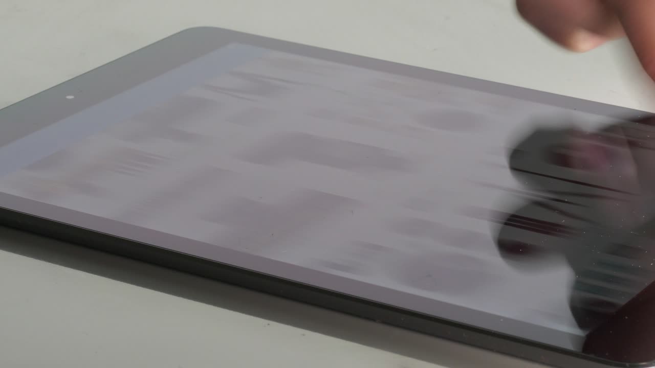 lapso de tiempo de cierre, dedos desplazándose en la pantalla táctil, concepto de compras en línea, toma estática