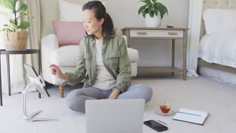 Glückliche-Asiatische-Frau-Mit-Laptop-Und-Tablet-Im-Schlafzimmer,-In-Zeitlupe