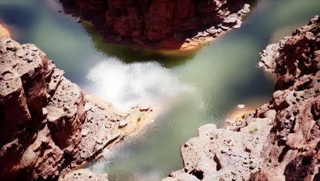 río del cañón de las rocas rojas