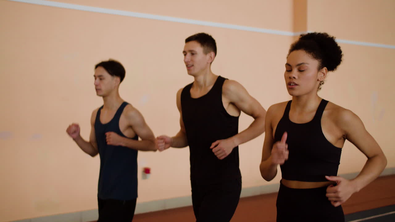 실내에서 뛰는 운동 선수들