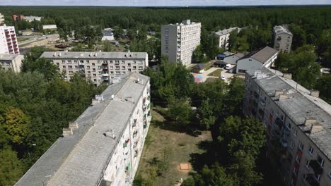 Senkung-Der-Drohne-Im-Sowjetischen-Wohngebiet,-Wodurch-Chruschtschowka-Wohnungen-Sichtbar-Werden