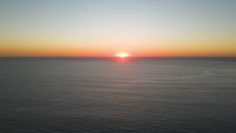 Hermosa-Puesta-De-Sol-En-Portugal-Con-Gaviotas-Volando-Y-Barcos-Navegando