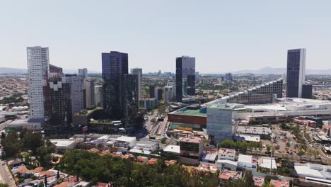 Alejando-La-Vista-De-Drones,-El-Centro-Ocupado-Durante-La-Hora-Pico,-Guadalajara,-México