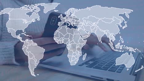 animación de un mapa del mundo sobre la sección media de una mujer que sostiene usando un teléfono inteligente y una computadora portátil