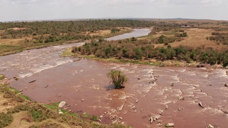 Luftdrohnenaufnahme-Der-Afrikanischen-Landschaft-Der-Masai-Mara,-Wunderschöne-Flusslandschaft-Im-Masai-Mara-Nationalreservat-In-Kenia,-Afrika,-Umlaufende-Aufnahme