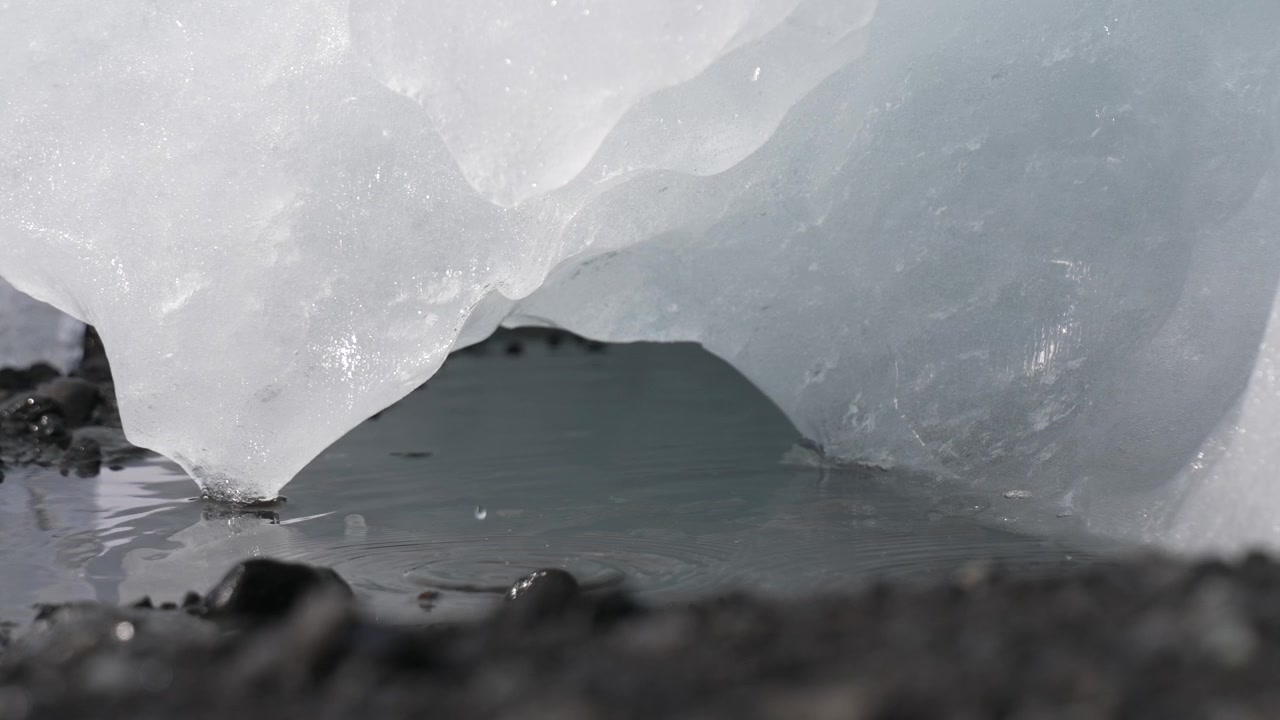 Hielo derritiéndose en la playa de la Isla Antártica. Gotas de agua y formación de hielo. Cámara lenta