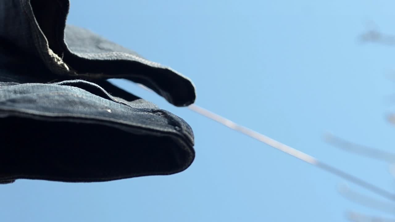 빨래줄에 걸린 데님진