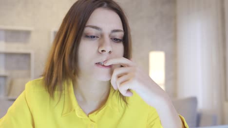 joven mujer de negocios enfocada trabajando en una computadora portátil en la oficina en casa seria y reflexiva.