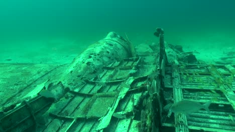 restos de avion bajo el agua