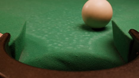 mesa de billar con bola blanca