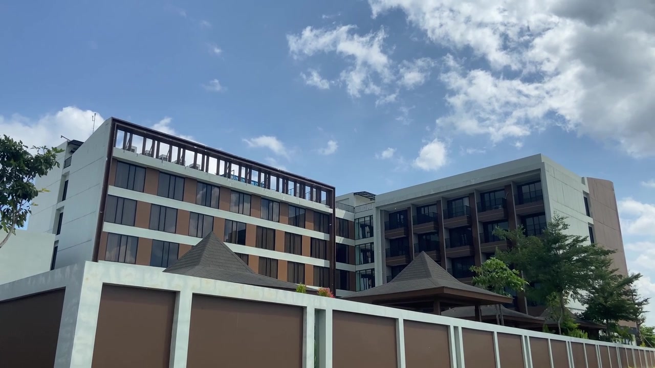 Vista exterior de un edificio de resort moderno bajo un cielo azul