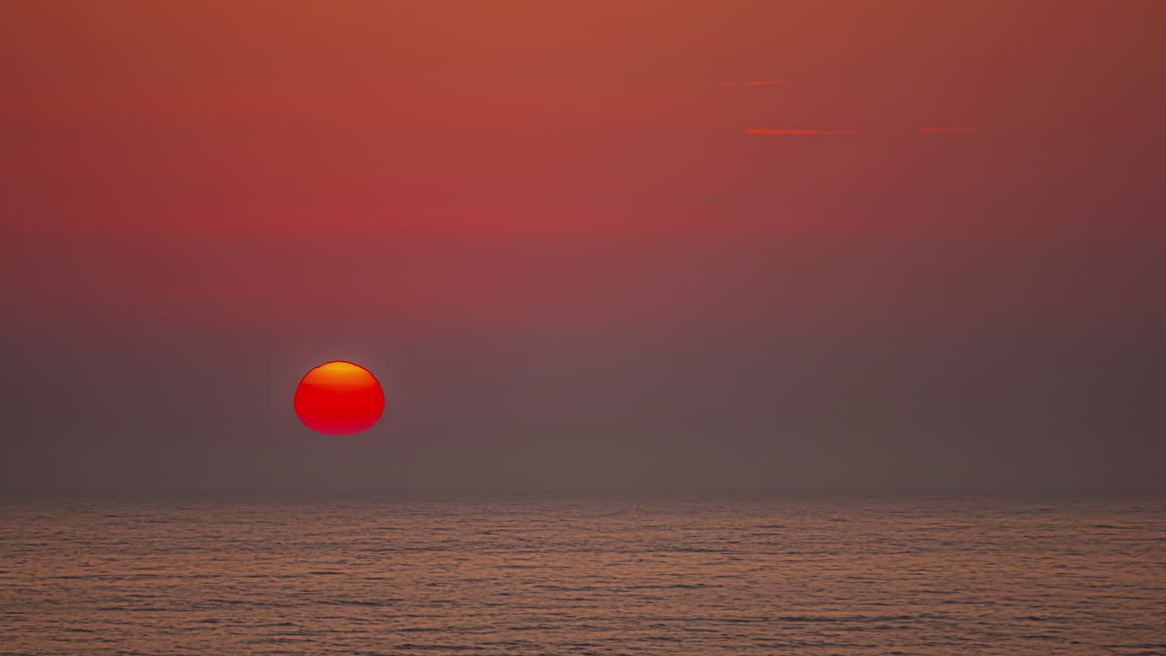 저녁 시간 동안 저속으로 바다 위로 아름다운 일몰