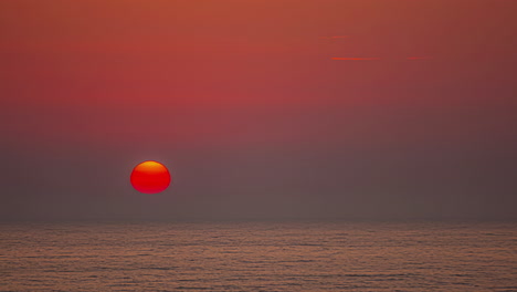 Hermosa-Puesta-De-Sol-Sobre-El-Mar-En-Timelapse-Durante-La-Noche