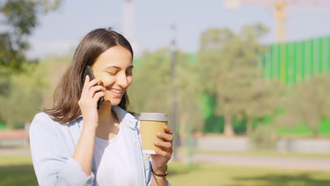 Indisches-Mädchen,-Das-Am-Telefon-Spricht