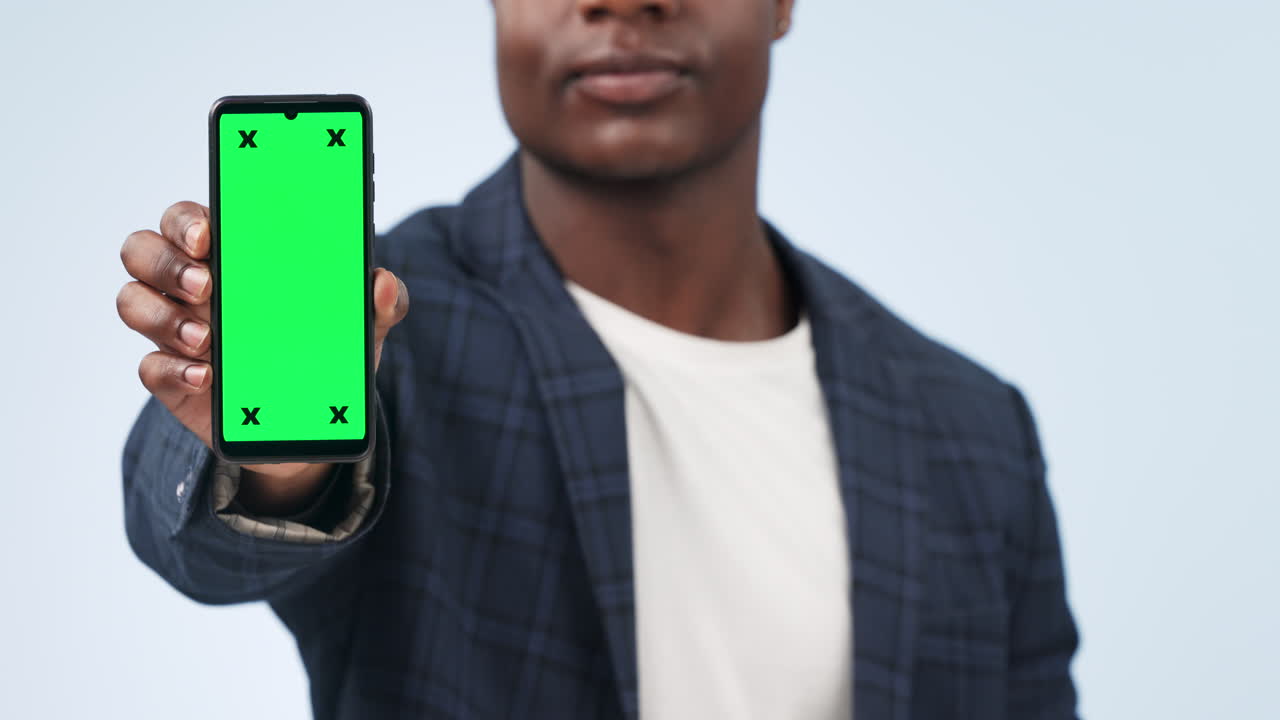 hombre feliz, teléfono y señalando a la pantalla verde