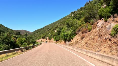 el rugido acelerado de la motocicleta crescendos ecoando a lo largo de la pacífica carretera costera