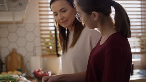 Madre-E-Hija-Caucásicas-Cocinando-Sopa-Juntas