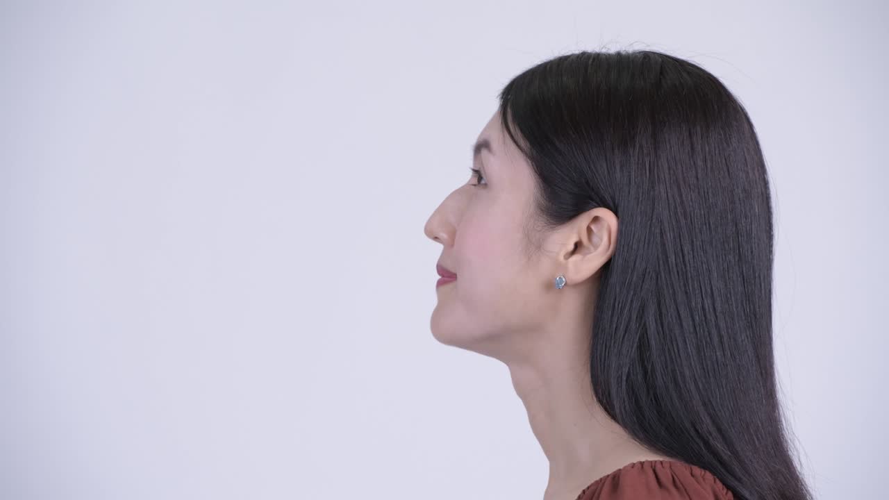 vista de perfil de primer plano de una feliz y hermosa mujer asiática mirando hacia arriba