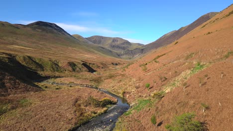 Arroyo-Serpenteante-Con-Pan-Hacia-Arriba-Mostrando-Montañas-En-Primavera-Cerca-De-La-Mina-Force-Crag-Coledale-Beck-En-El-Distrito-Inglés-De-Los-Lagos