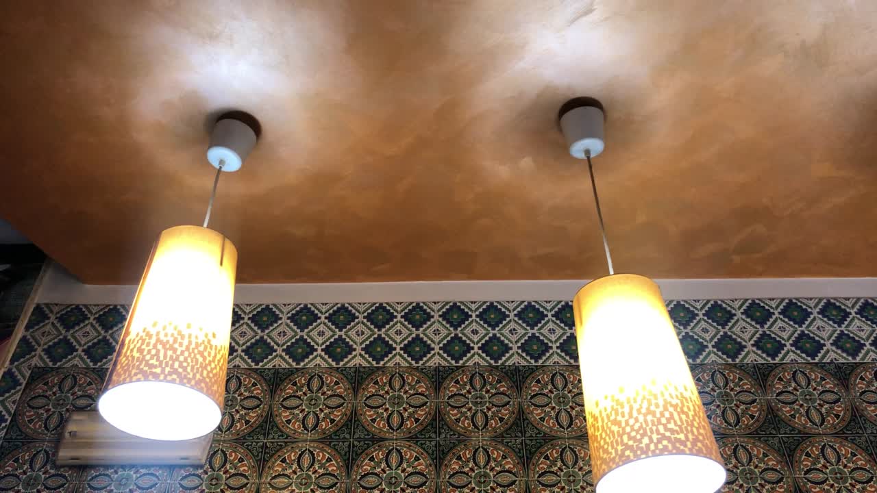 벽에 매달린 램프 비디오