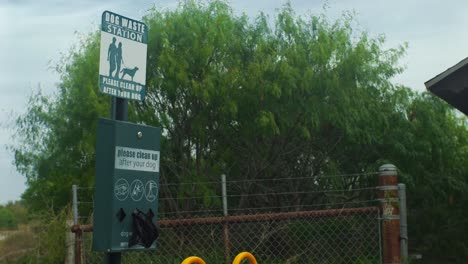 Una-Estación-De-Desechos-De-Perros-En-Un-Parque