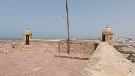 Sqala-Du-Port:-Bastión-Fortificado-De-Essaouira-Con-Impresionantes-Vistas-Al-Océano,-Marruecos