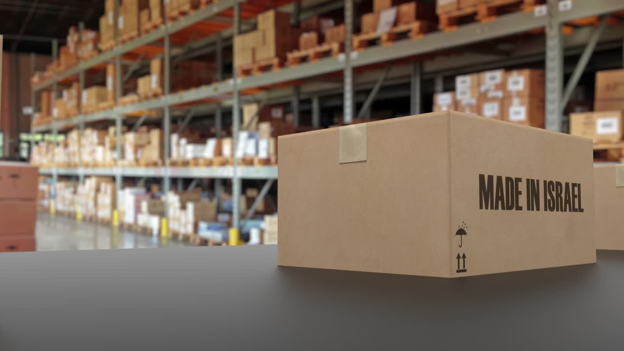 cajas con texto hecho en israel en el transportador. mercancías israelíes relacionadas animación 3d loopable