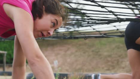 amigas disfrutando de hacer ejercicio en el campamento de entrenamiento juntas