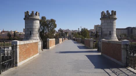 Puente-De-Palmas-Bridge-In-Badajoz,-Spain