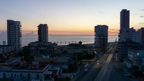 Hermosa-Vista-Aérea-De-Lapso-De-Tiempo-Del-Barrio-Residencial-En-La-Ciudad-De-La-Habana,-Capital-De-Cuba,-Durante-Un-Amanecer-Vibrante,-Colorido-Y-Nublado