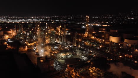 Instalaciones-De-Refinería-De-Petróleo-Por-La-Noche,-Planta-Industrial-Refina-Petróleo-Crudo-En-Productos-Derivados-Del-Petróleo-En-Los-Ángeles,-California,-Estados-Unidos