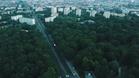 Dron-Aéreo-Siguiendo-La-Carretera-Con-árboles-Para-Revelar-La-Columna-De-La-Victoria-De-Berlín