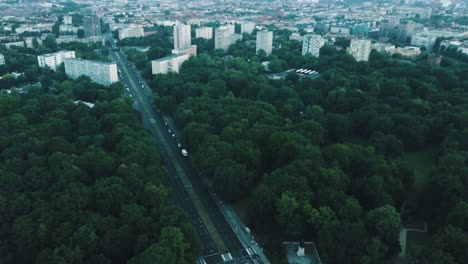 dron aéreo siguiendo la carretera con árboles para revelar la columna de la victoria de berlín