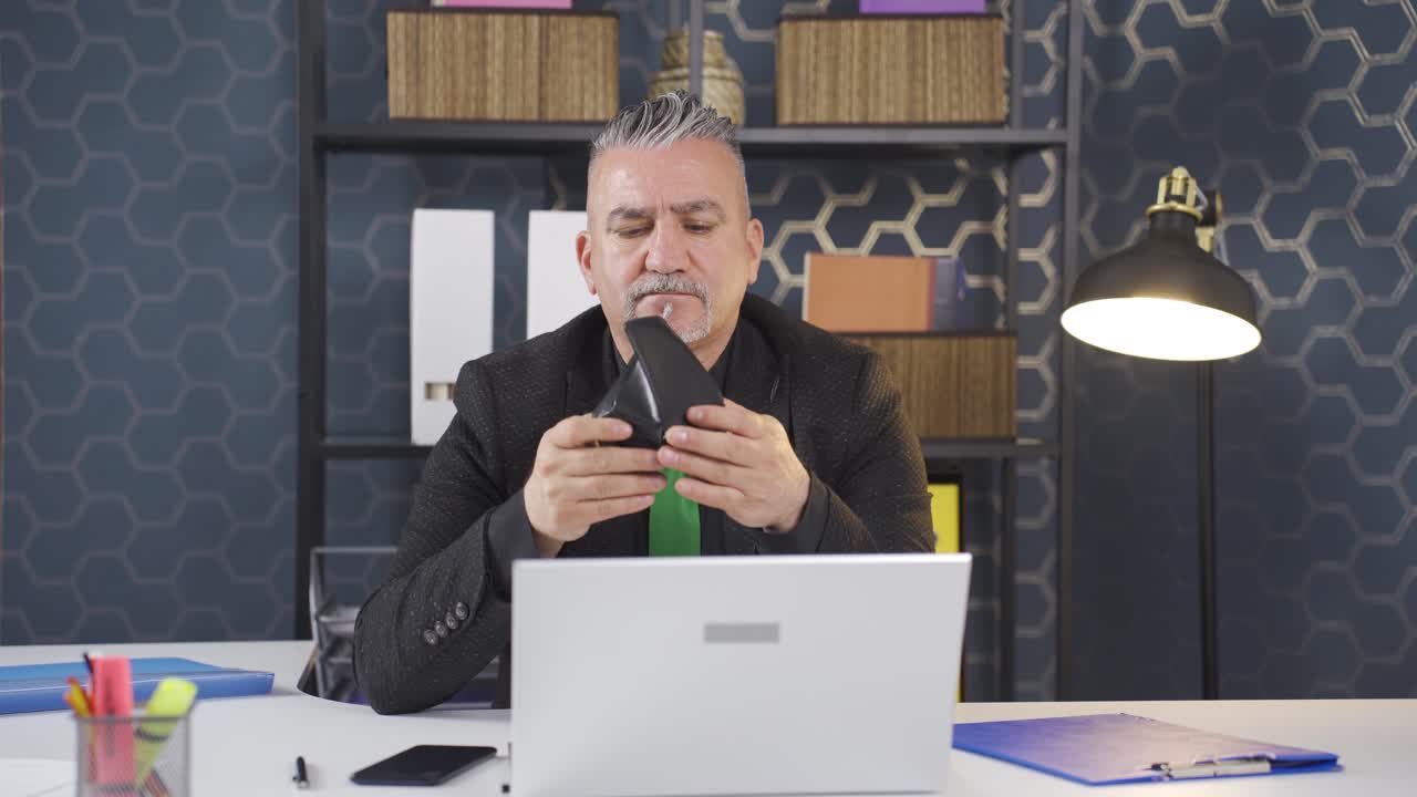 가난하고 재정적 위기에 처한 사업가입니다.