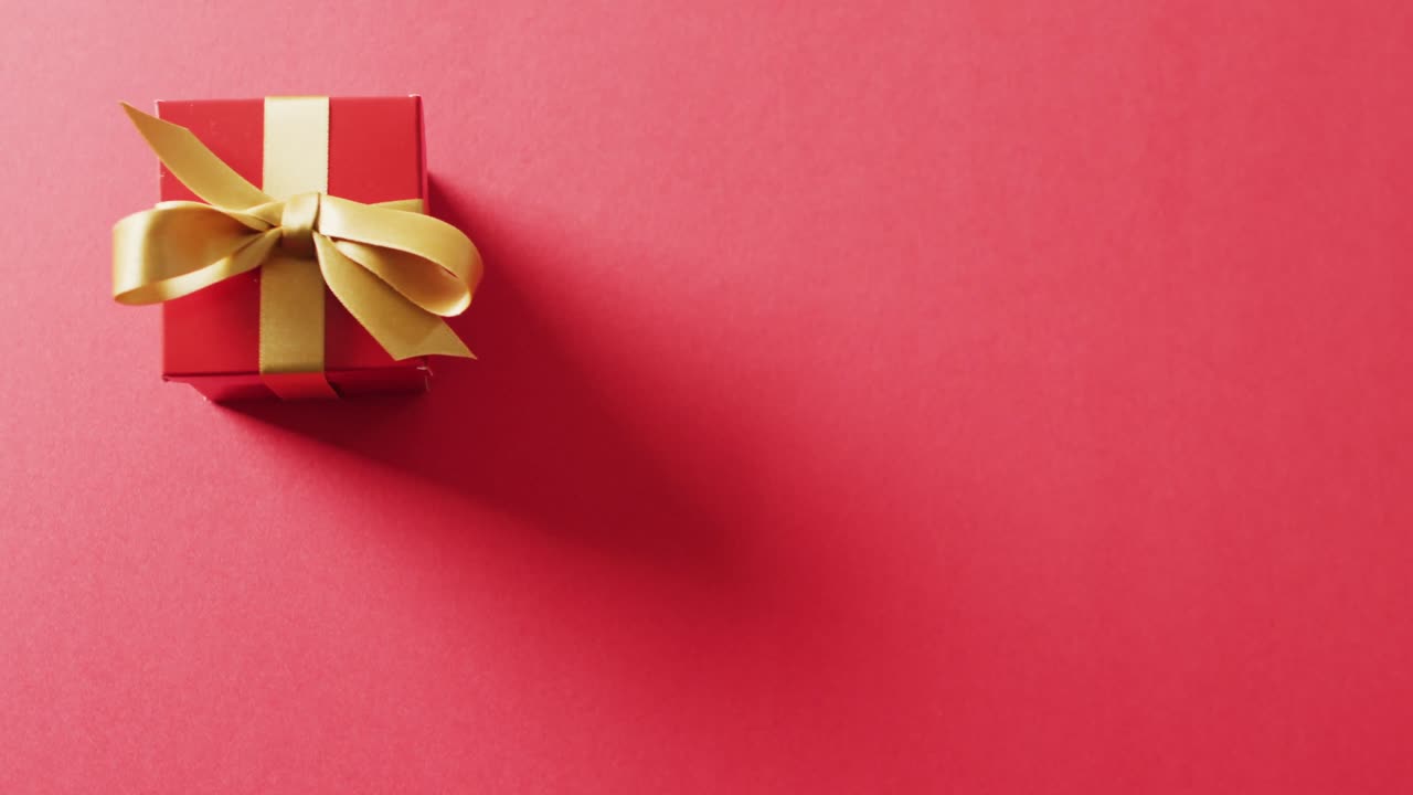 video de regalo de navidad rojo y espacio de copia en fondo rojo