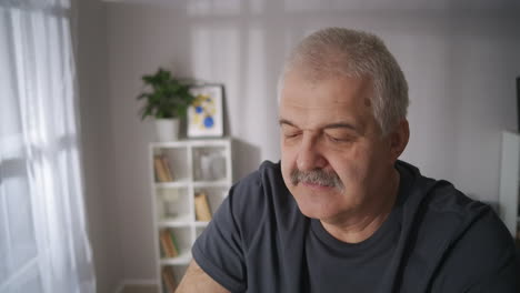 Fitness-En-Casa-De-Un-Hombre-De-Mediana-Edad-Entrenando-En-Bicicleta-Estacionaria-En-La-Sala-De-Estar-Estilo-De-Vida-Saludable-Manteniendo-Una-Buena-Condición-Física-A-Mediana-Edad