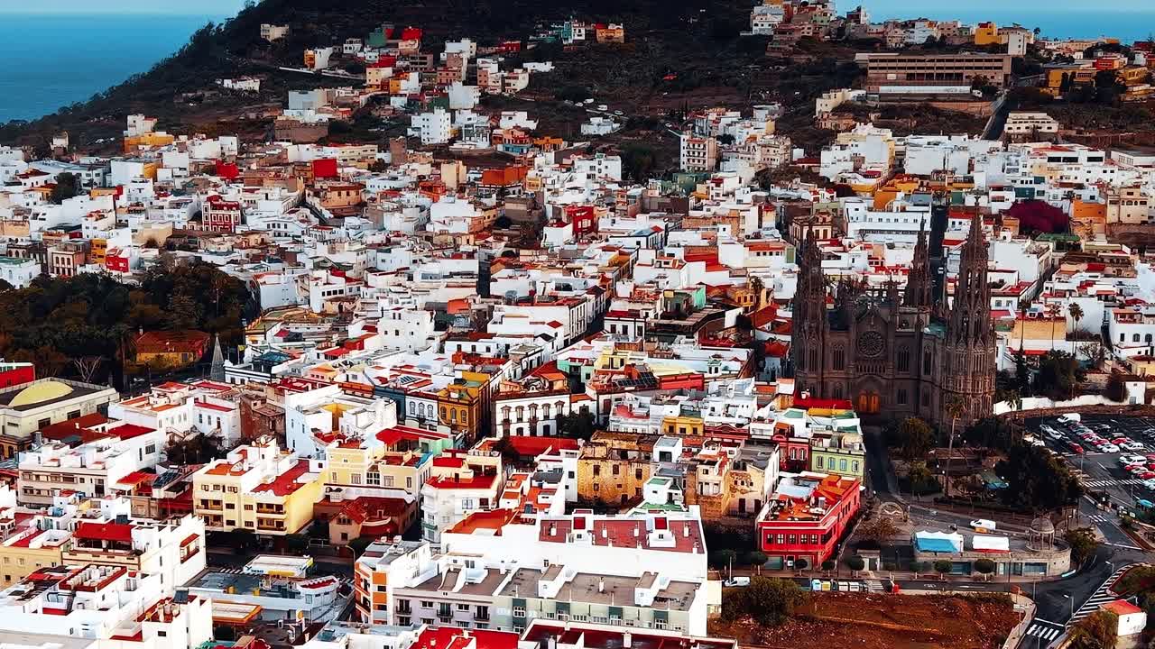 İspanya'da binaları ve doğal güzellikleriyle Gran Canaria manzarası.