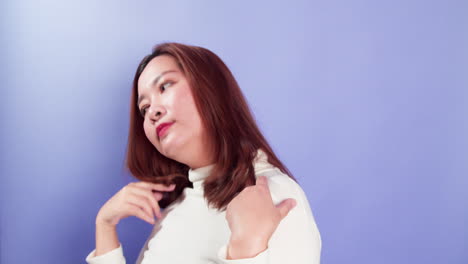 보라색 배경-6에 고립된 휴식 실내 스튜디오 촬영과 함께 젊은 아시아 쾌활한 여성 장난 음악 댄스