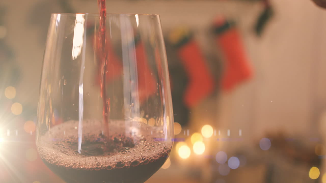 Animação de vinho tinto sendo derramado em copo sobre meias de Natal