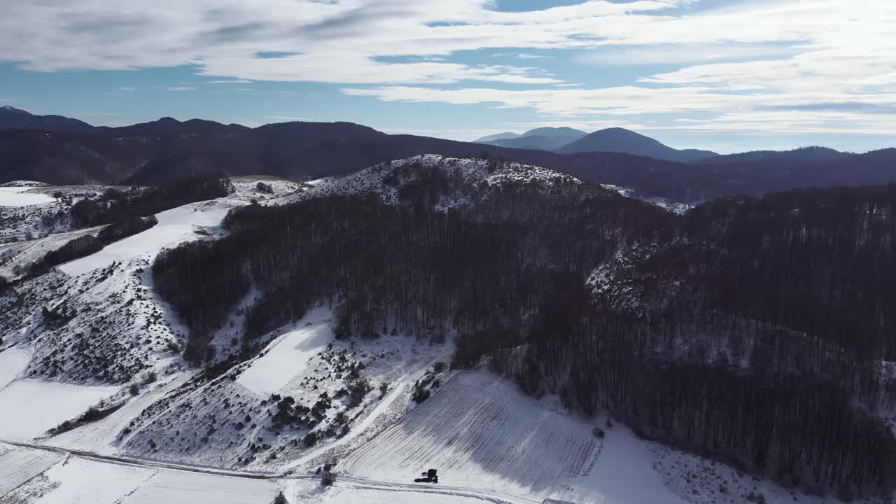 lento aérea sobre la nieve cubierta de montañas bosques llanuras solitario día de invierno