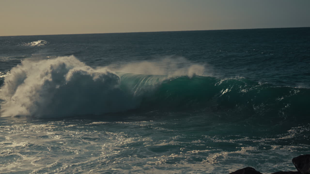 las poderosas olas del océano
