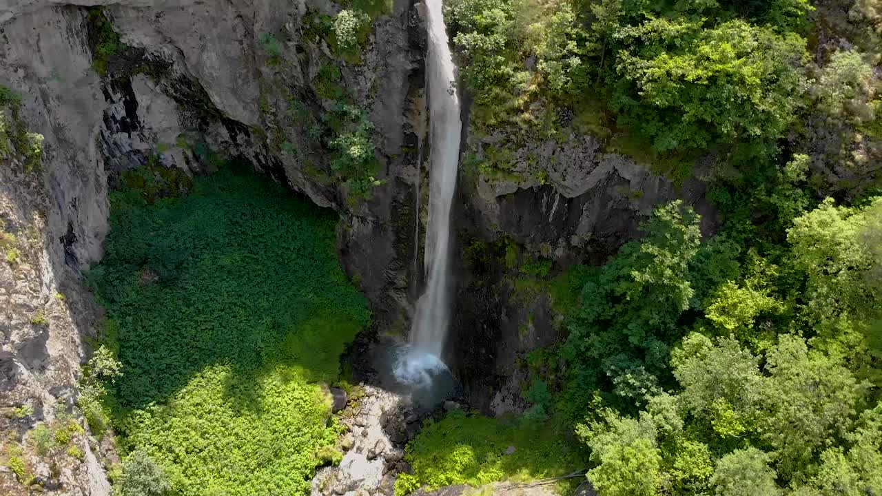 revelando la cascada de goritsa una de las cascadas más altas de las montañas de rila bulgaria