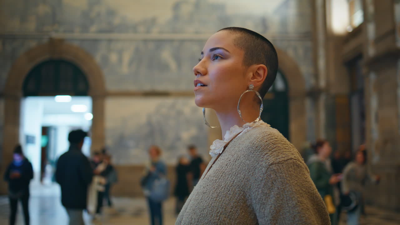 mujer en una estación de tren