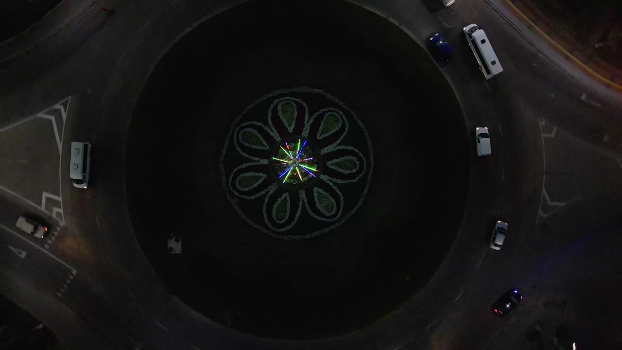 작은 유럽 도시 에서 밤 에 순환 자동차 와 함께 순환 도로 의 공중 시상 시간 간격