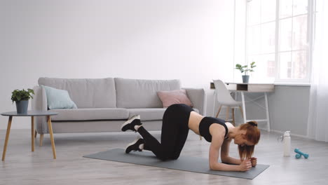 mujer haciendo ejercicios para las piernas en casa