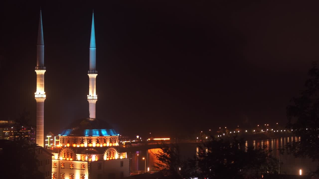 아웃 뷰: 아름다운 건축물, 밤의 우골 모스크, 도시 뷰, 유명한 여행 및 관광 목적지, 터키